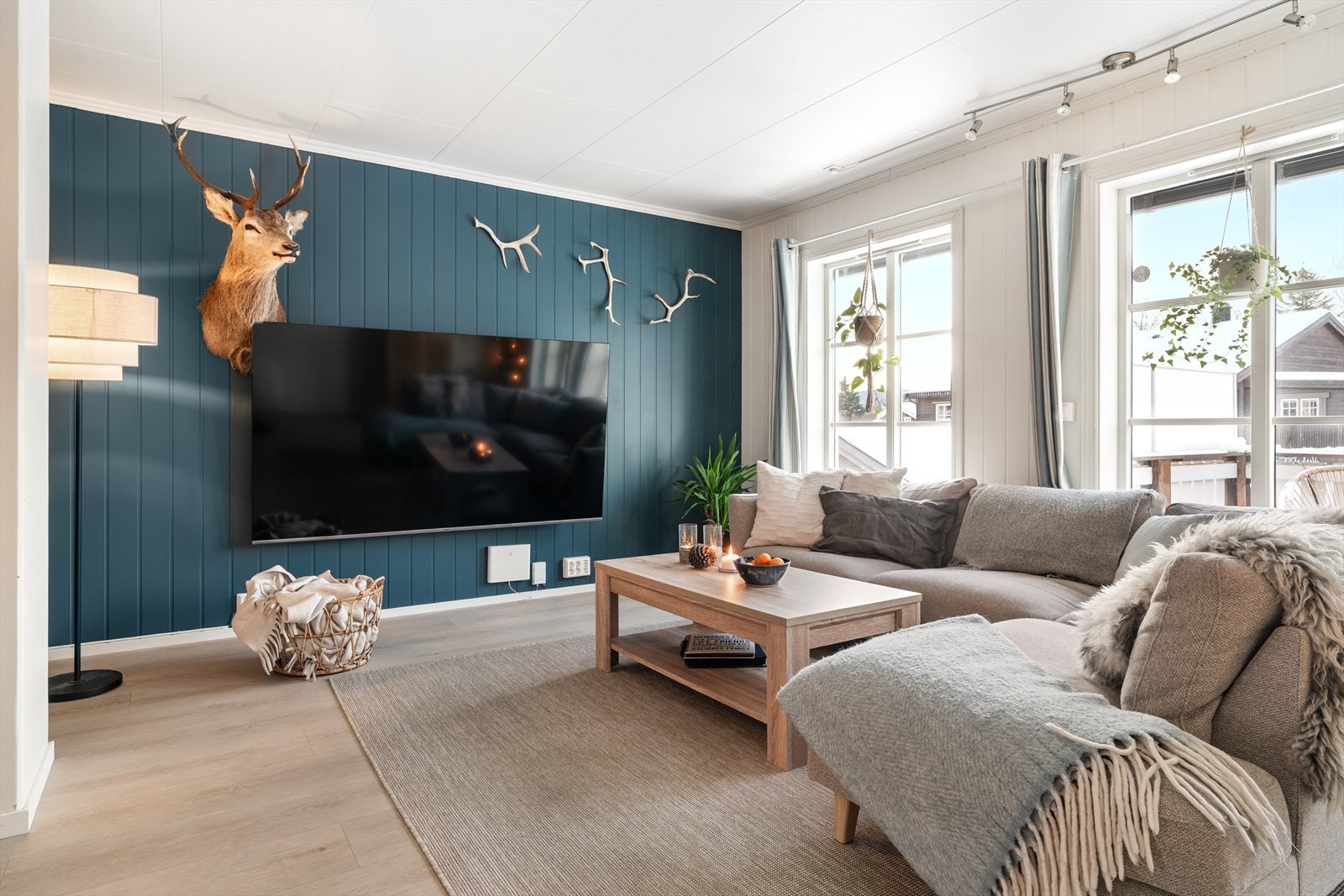 Boligen holder en god standard og har en gjennomtenkt planløsning med separat stue og kjøkken Galleribilde