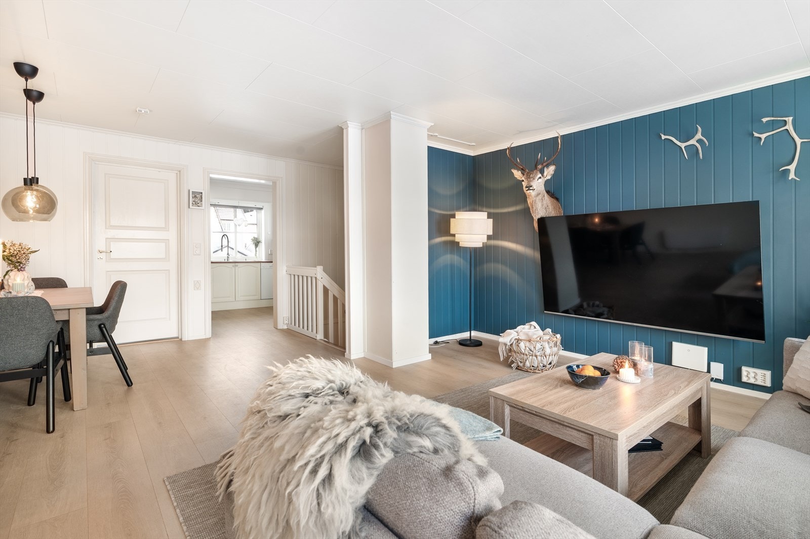 Den åpne løsningen er på hele 32,5 kvm, noe som skaper god plass til både sofa- og spisegruppe Galleribilde