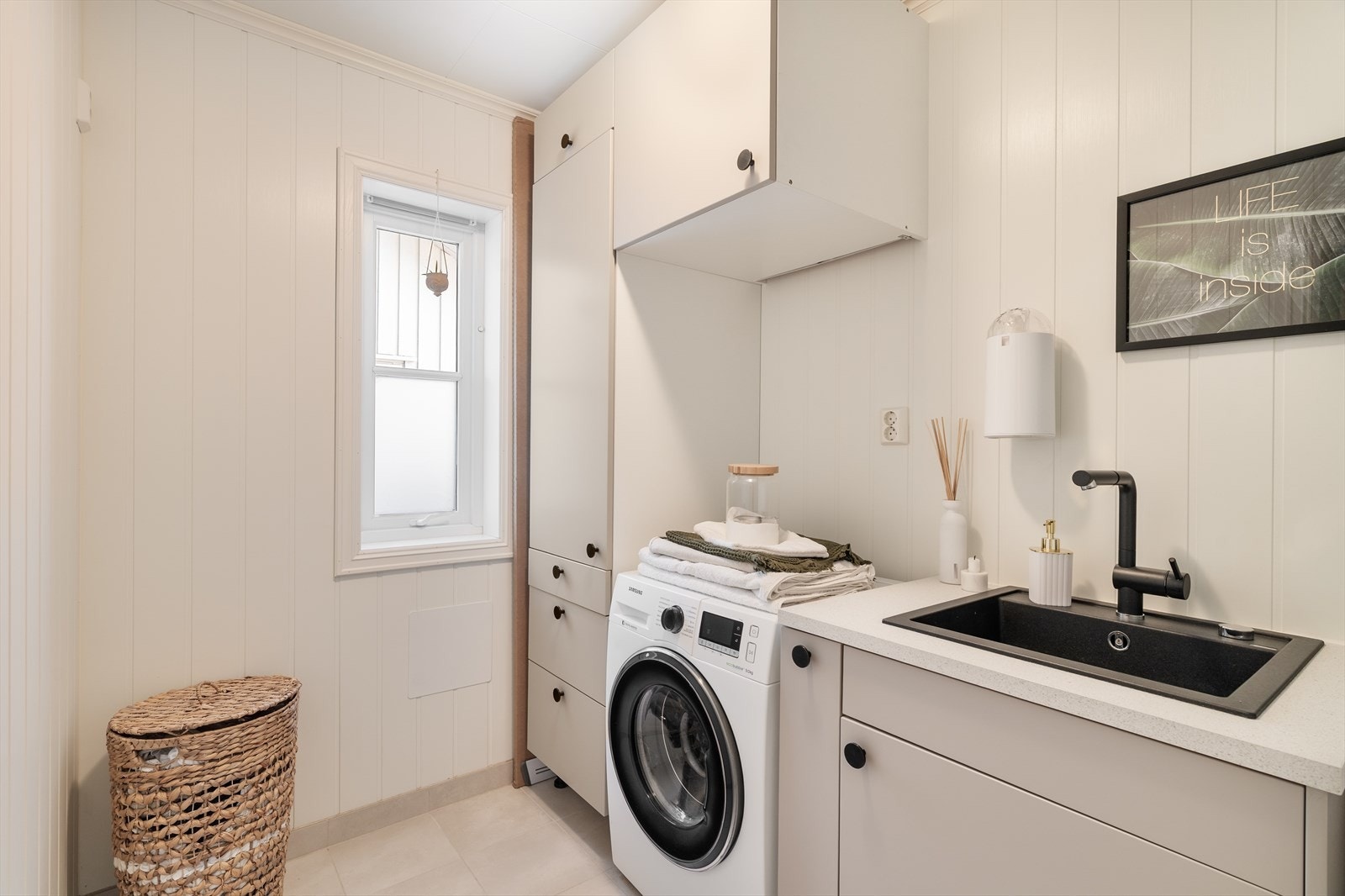 Praktisk vaskerom med god arbeidsplass og smarte oppbevaringsløsninger Galleribilde