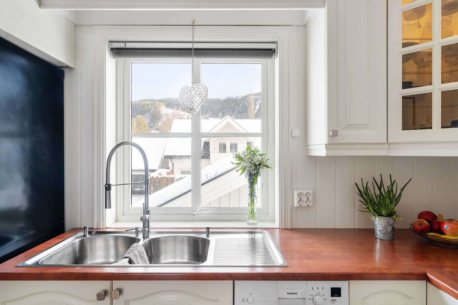 Eiendommen ligger i et rolig og trivelig område med kort vei til natur, turmuligheter og nødvendige fasiliteter Galleribilde