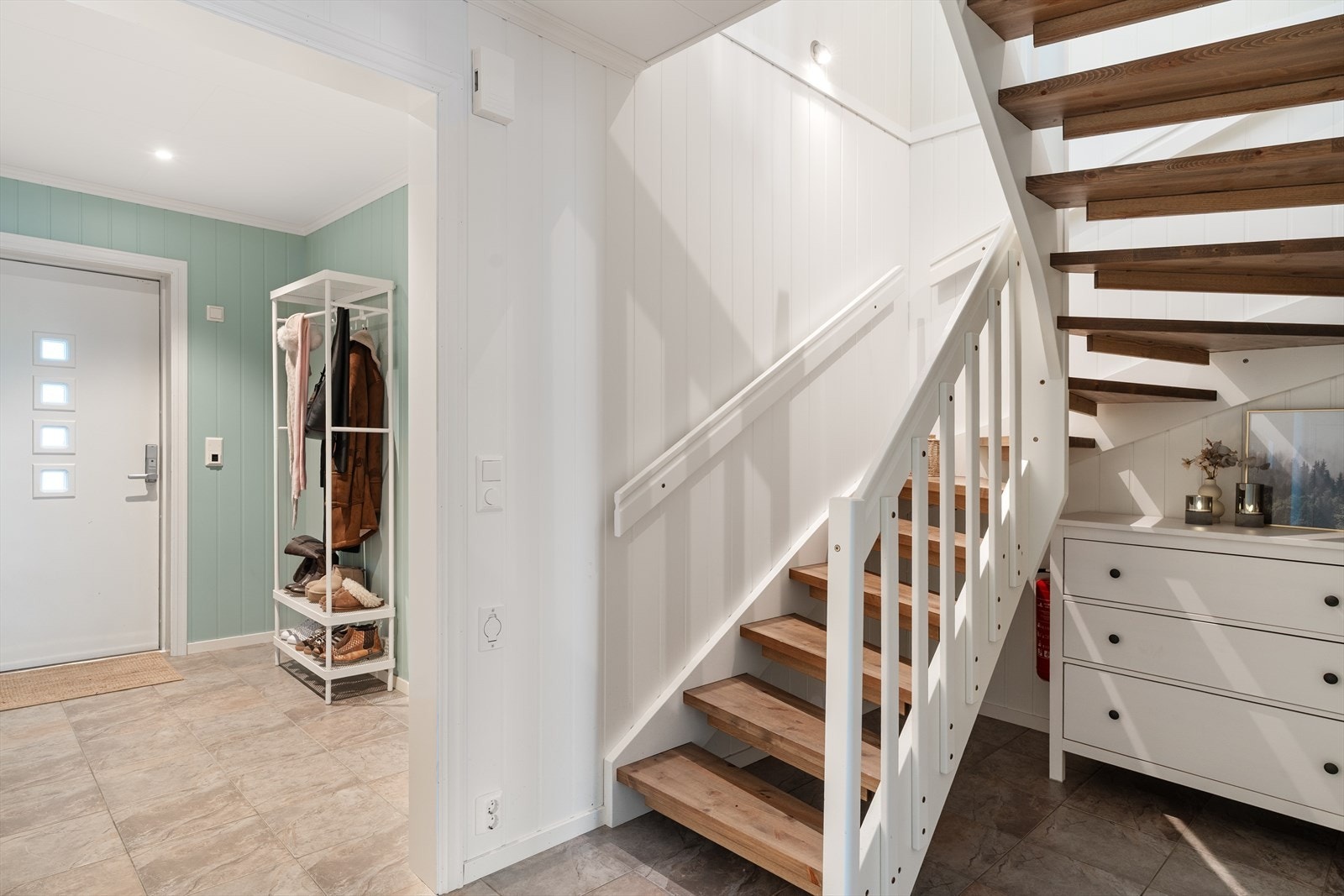 Innbydende gang med elegant trappeløsning Galleribilde