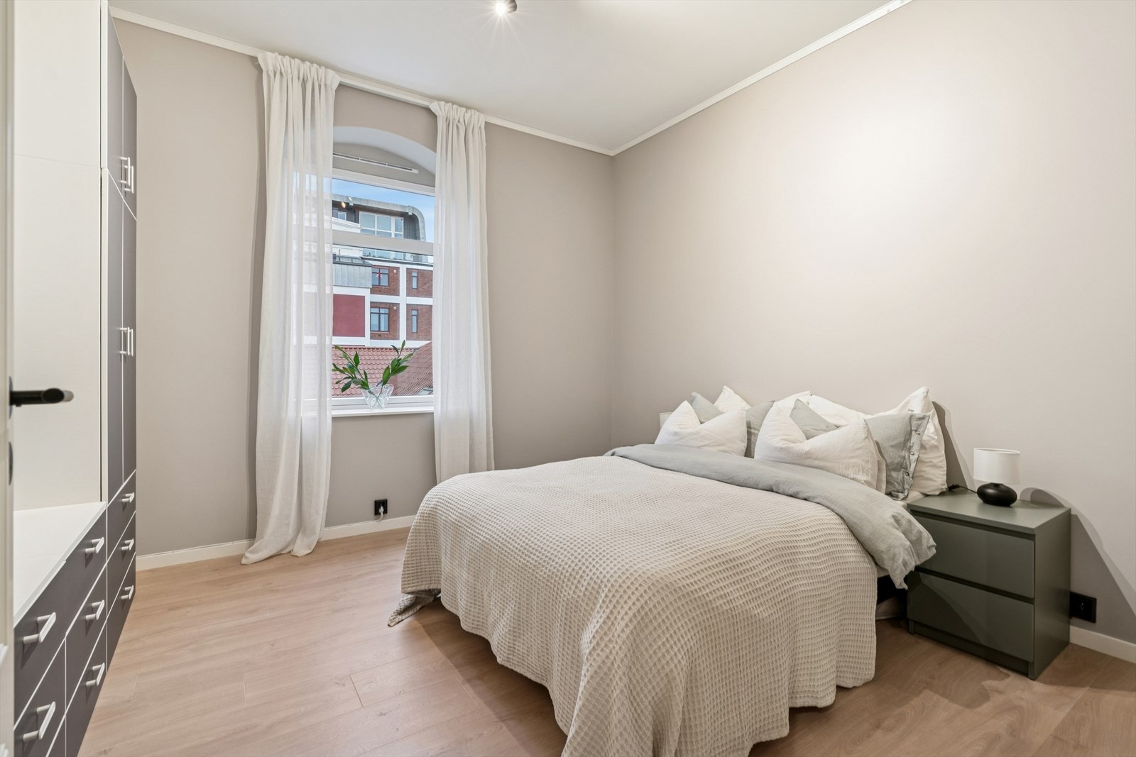 Romslig hovedsoverom med store vinduer, plass til dobbeltseng og garderobeløsning - et rolig og behagelig rom. Galleribilde