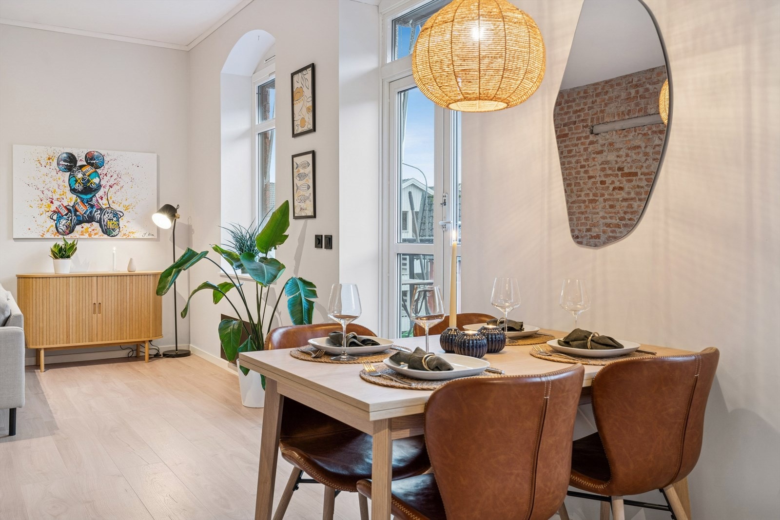 Spiseplassen ligger sentralt mellom kjøkken og stue, med god plass til hyggelige måltider. Galleribilde