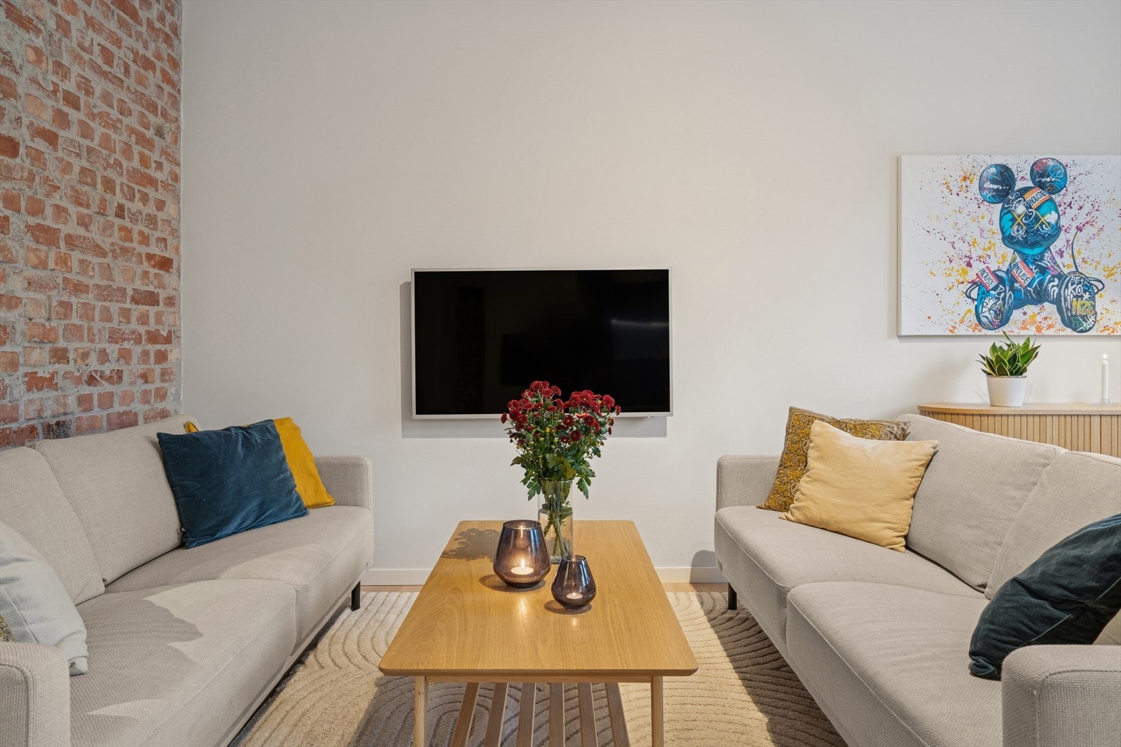 Stuen har god plass til både sofagruppe, og er perfekt for både avslapning og hyggelige sammenkomster. Galleribilde