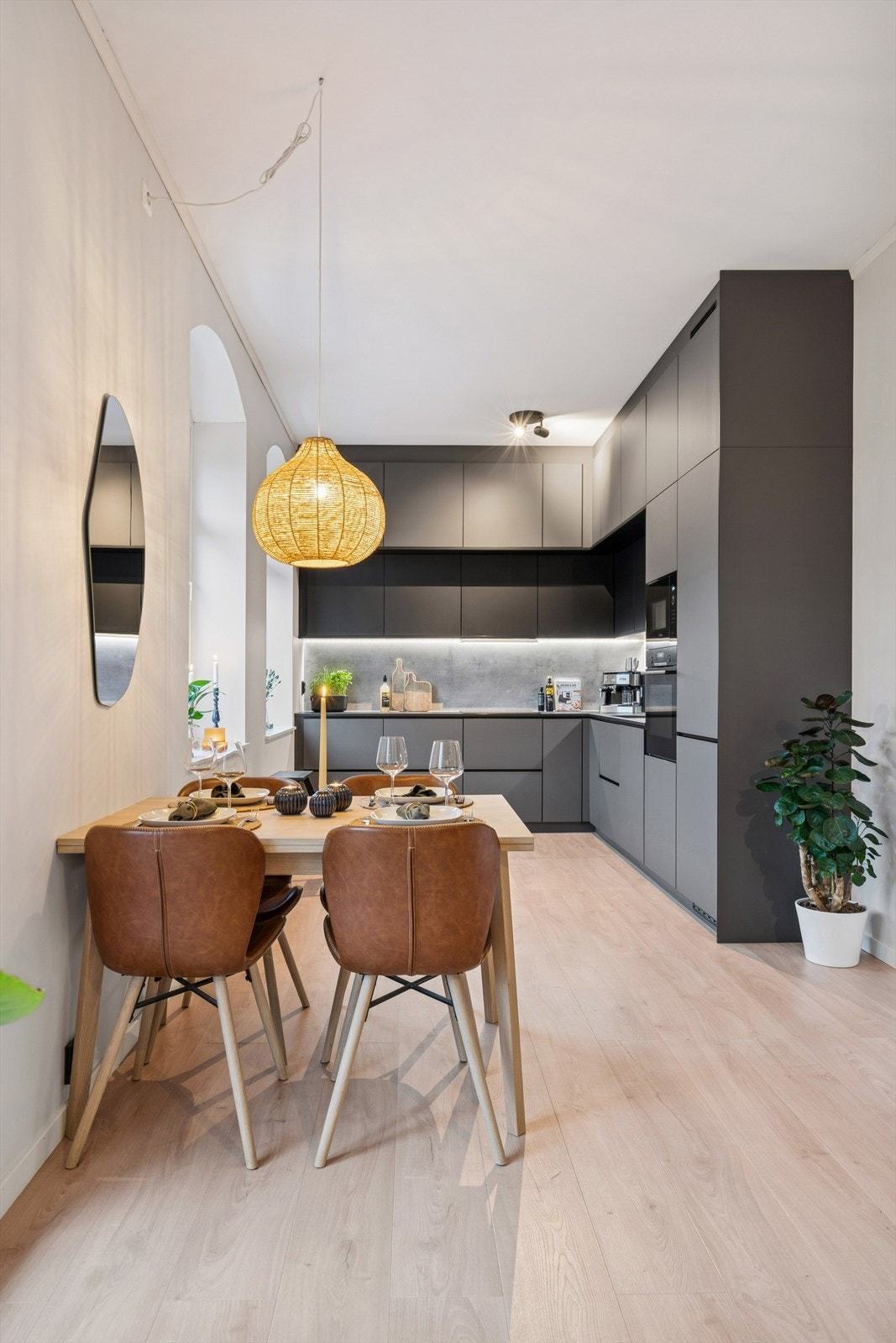 Kjøkkenet er oppgradert med stilrene fronter, integrerte hvitevarer og gjennomtenkte detaljer som gir et eksklusivt preg. Galleribilde