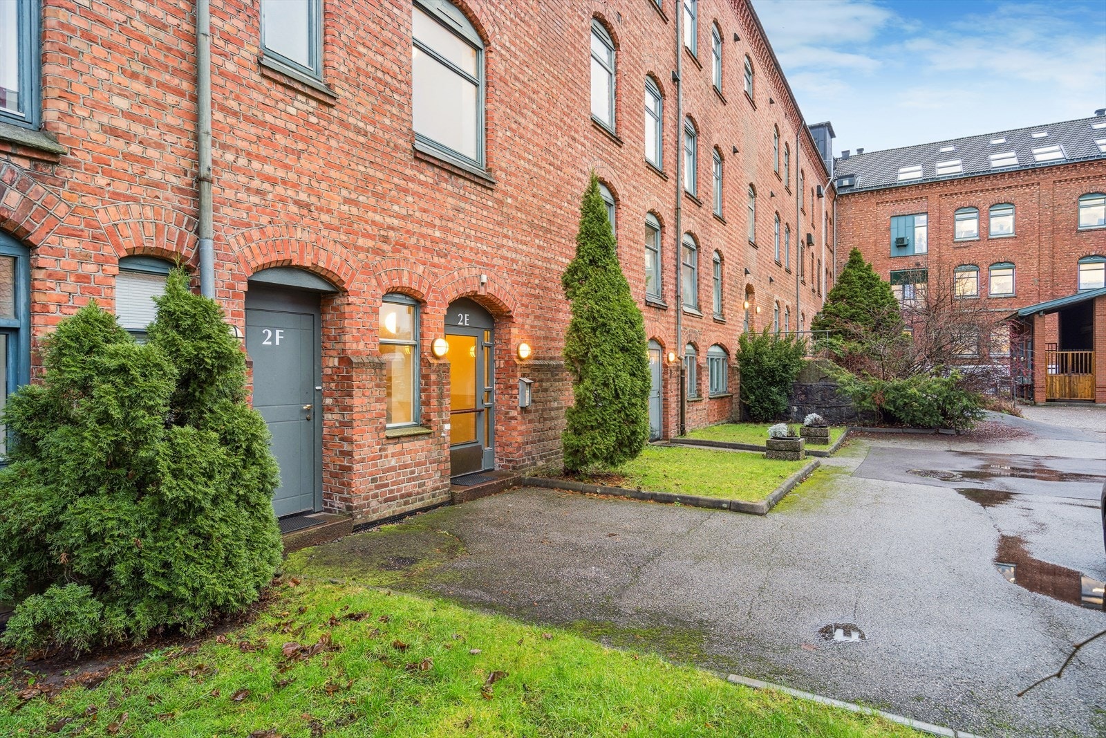 Hyggelig inngangsparti i bakgård. Her medfølger fast parkeringsplass. Galleribilde