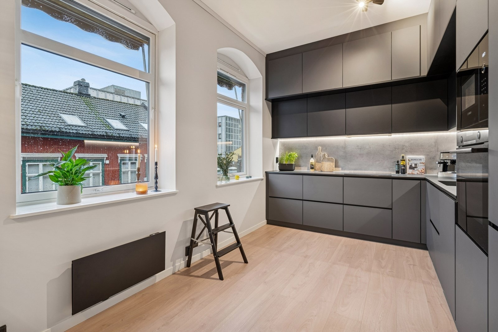 Kjøkkenet er utstyrt med integrert kjøl/frys, oppvaskmaskin, komfyr, mikro og platetopp - alt du trenger for en moderne hverdag. Galleribilde