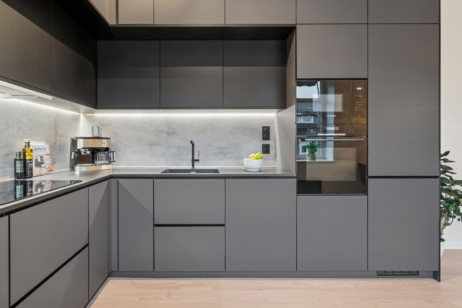 Mørke fronter og benkeplate i høytrykkslaminat gir kjøkkenet et stilrent og tidløst preg. Galleribilde