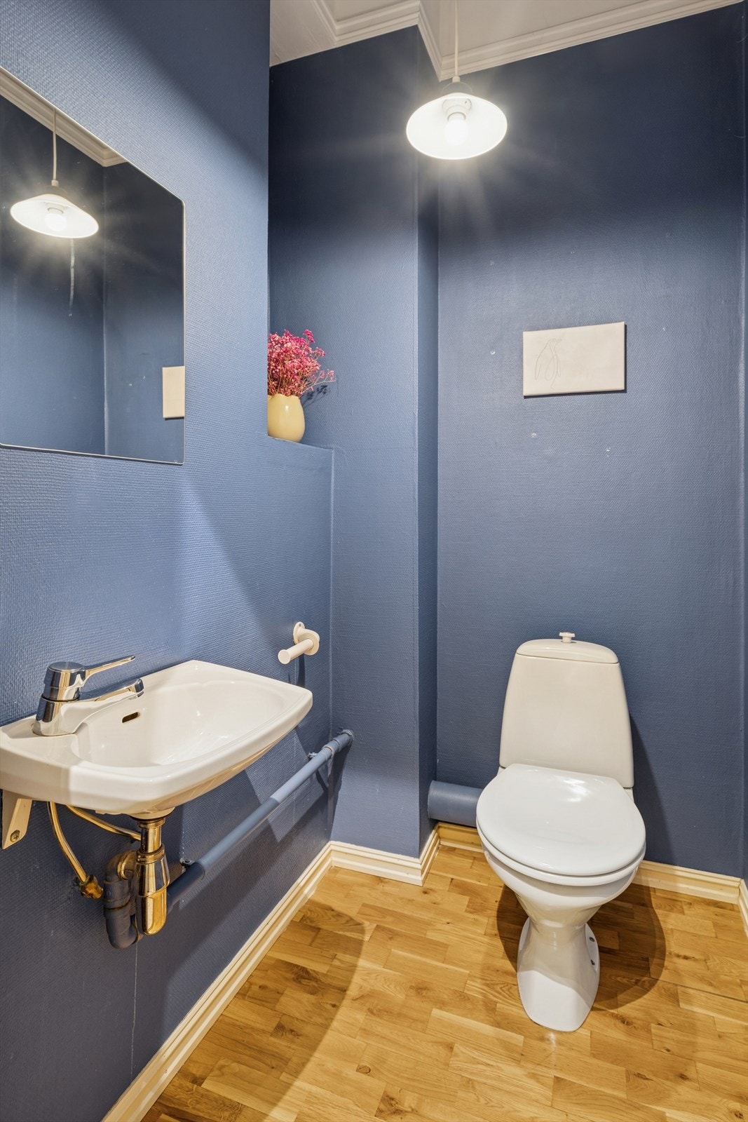 Eget toalettrom med moderne innredning, laminatgulv og stilrene detaljer - oppgradert i 2025 for ekstra komfort. Galleribilde