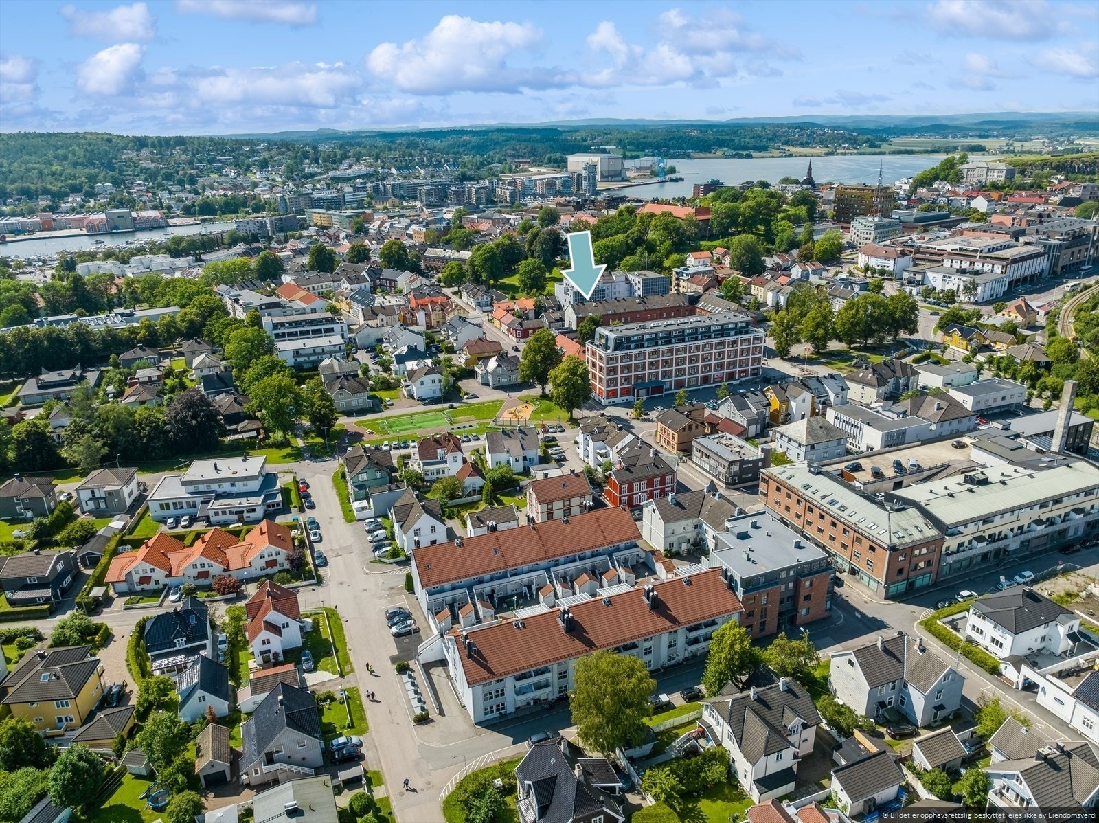 Tønsberg sentrum med historiske bygninger, det livlige bryggeområdet og vakre grøntområder - alt samlet mellom fjorden og byens pulserende gater. Galleribilde