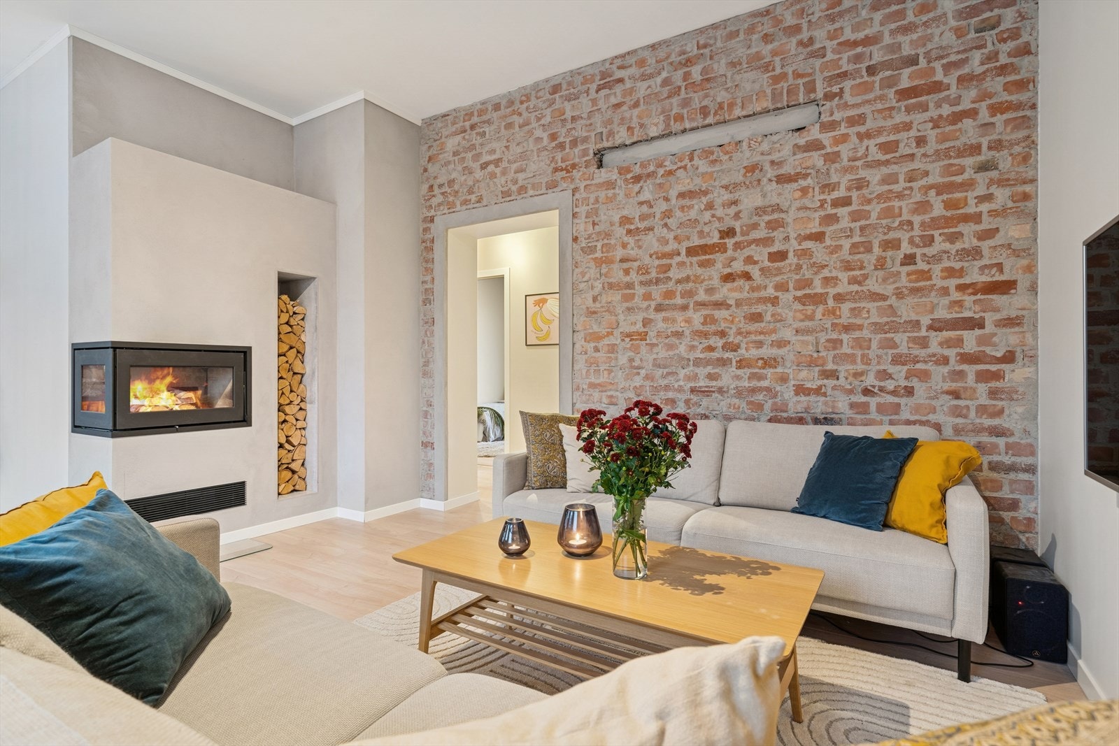 Moderne fargevalg, helsparklede vegger og nytt gulv gir stuen et eksklusivt og tidløst uttrykk. Galleribilde