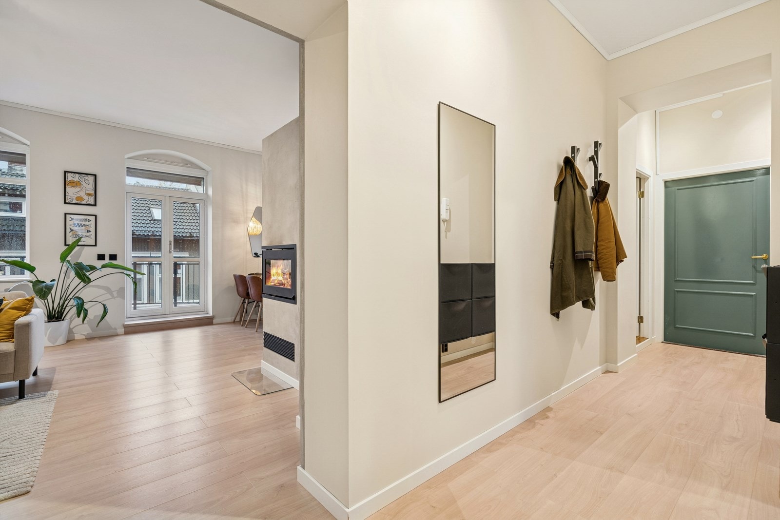 Entréen ønsker deg velkommen med moderne overflater, god plass til oppbevaring og direkte adkomst til leilighetens øvrige rom. Galleribilde