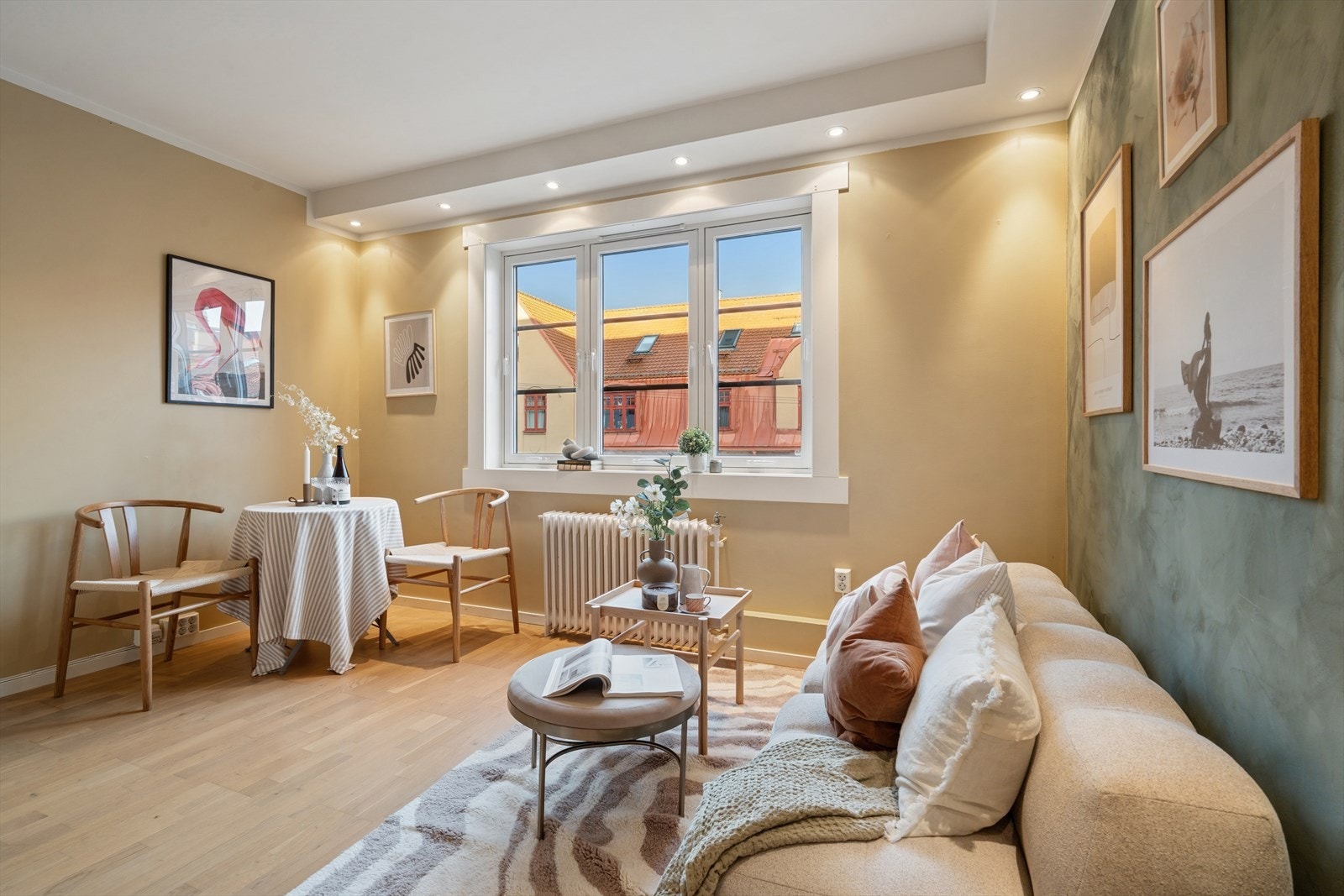 Leiligheten har store, klassiske vinduer fra 2021 som bringer inn godt med naturlig lys i leiligheten. Galleribilde