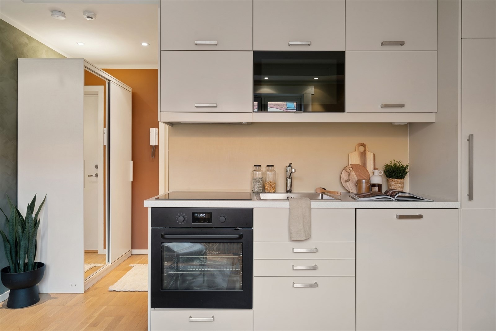 Lekkert og moderne kjøkken i åpen og sosial løsning. Kjøkkenet er nytt fra 2014. Galleribilde