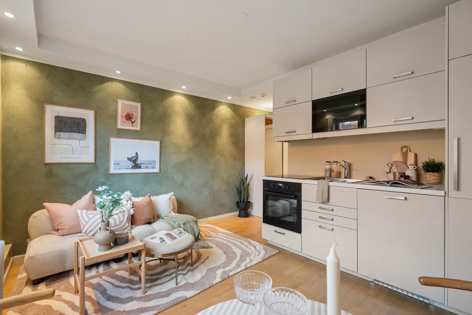 Kjøkkenet er lekkert og stilrent med slette høyglans fronter og godt med skap- og benkeplass. Galleribilde