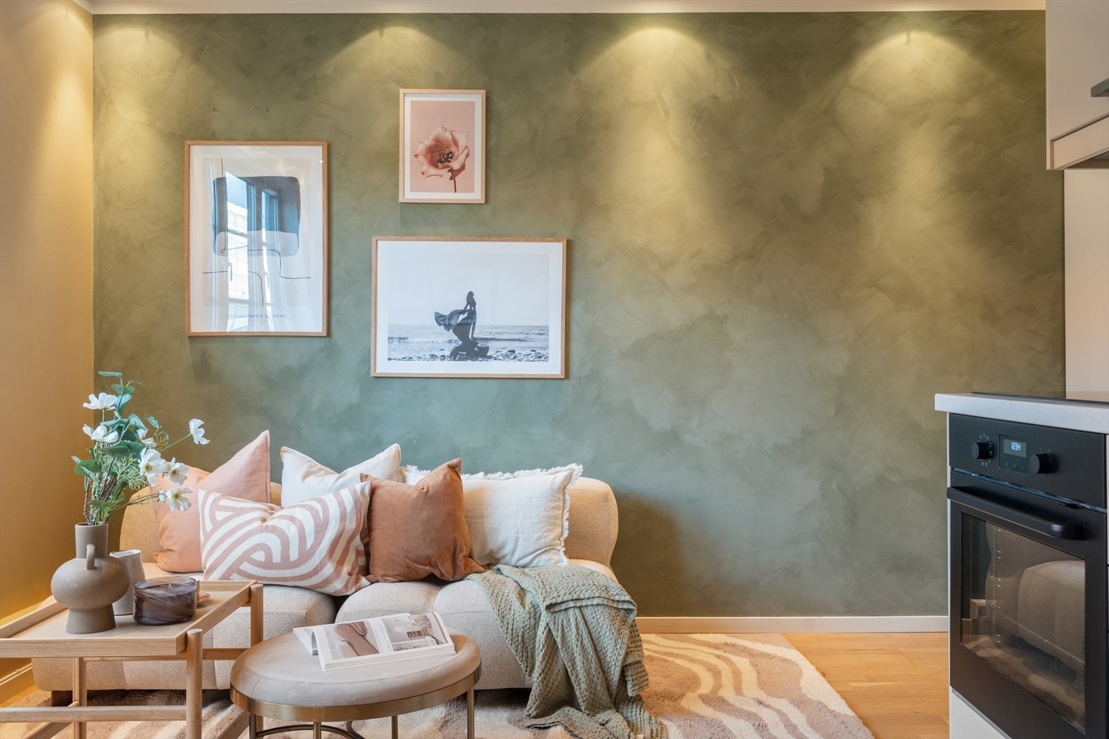 Leiligheten har et moderne preg med pene overflater og parkettgulv. Det er downlights i tak med dimmer. Galleribilde