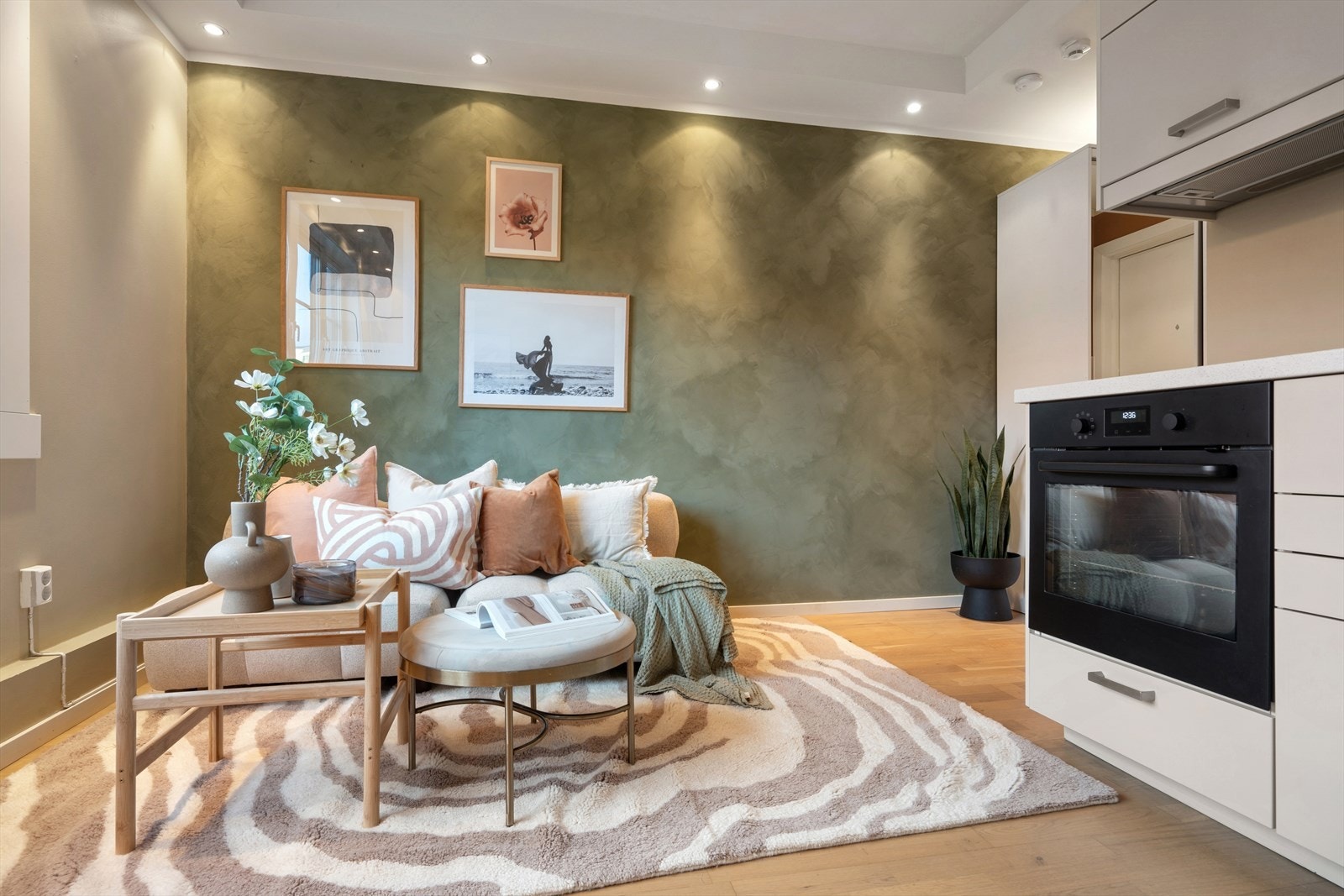 Romslig stue og kjøkken med gode møbleringsmuligheter. Galleribilde