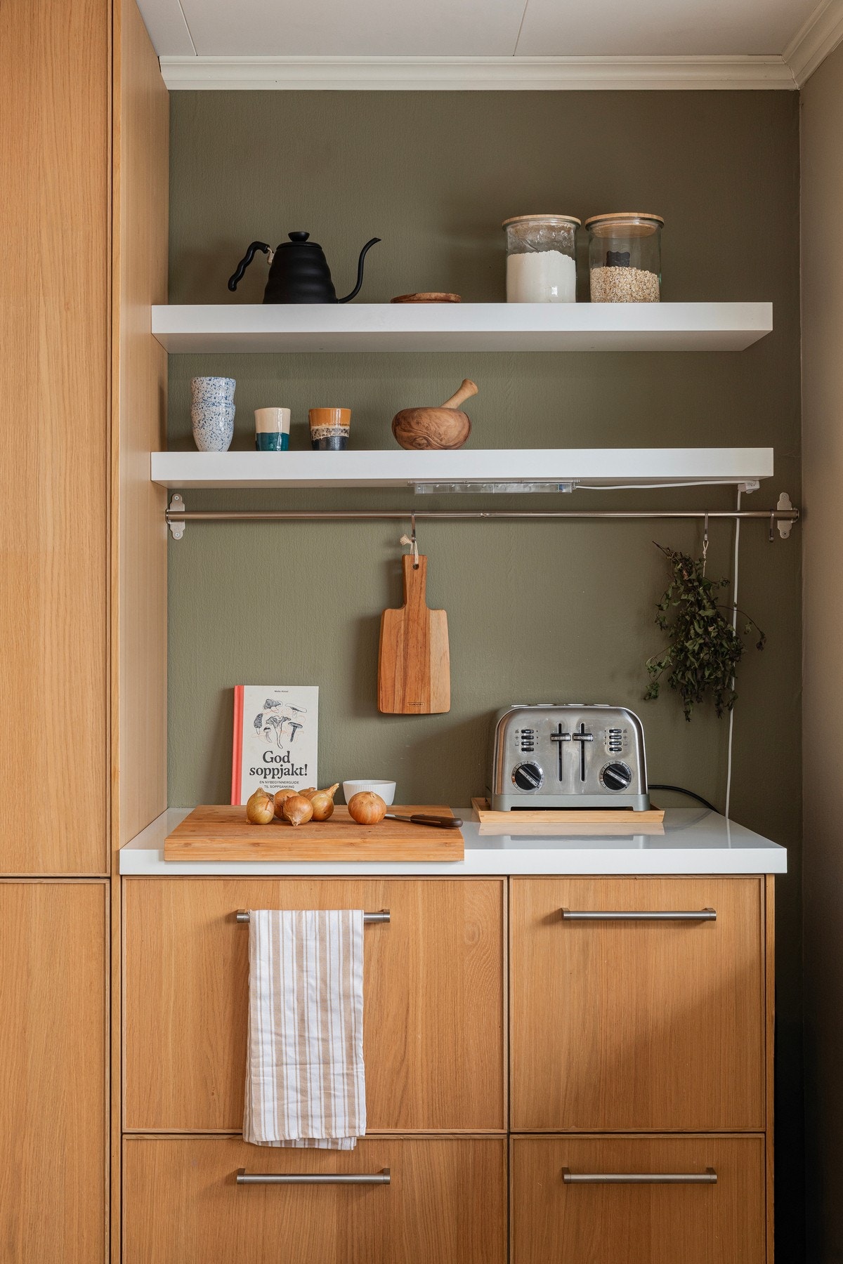 Lekkert kjøkkenet fra 2018 med integrerte hvitevarer Galleribilde