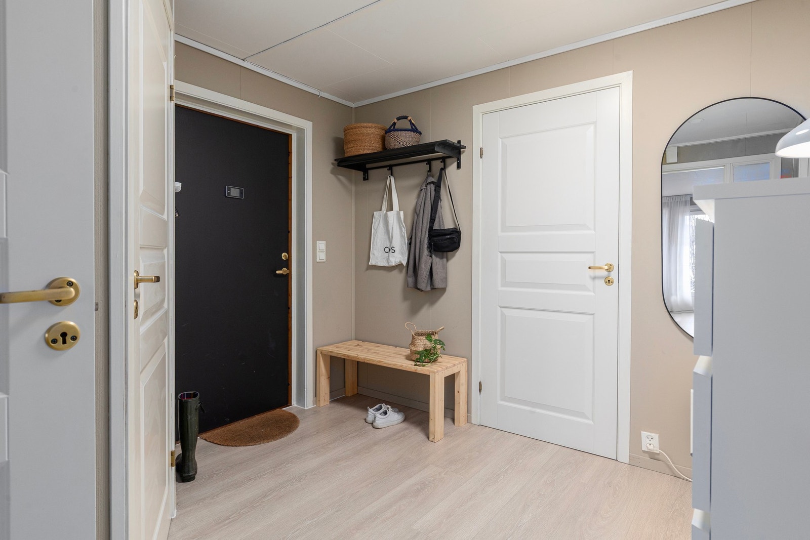 Entréen er på romslige 7,8 m² Galleribilde