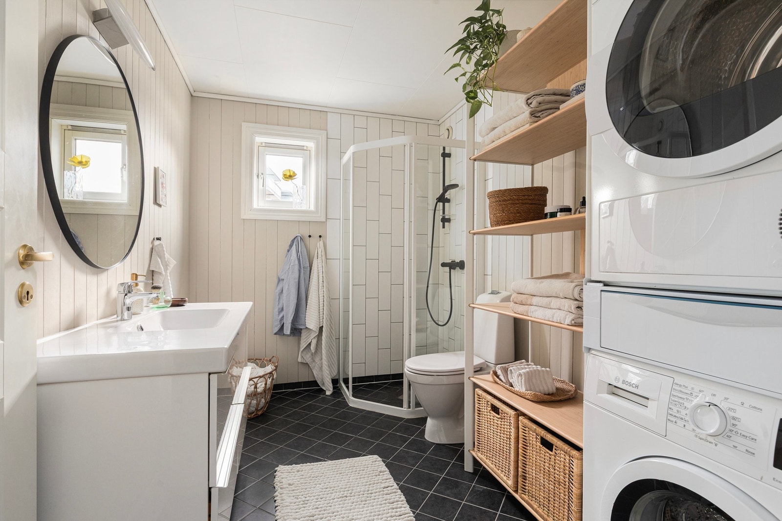 Badet er på 6,2 m² og har opplegg for vaskemaskin og tørketrommel Galleribilde