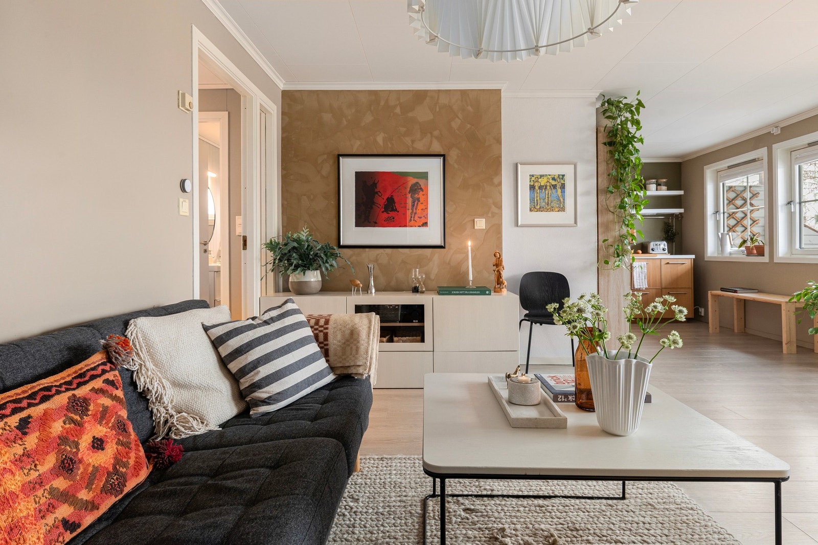 Leiligheten er malt i moderne fine farger. Det er mulig å tilkoble vedovn Galleribilde