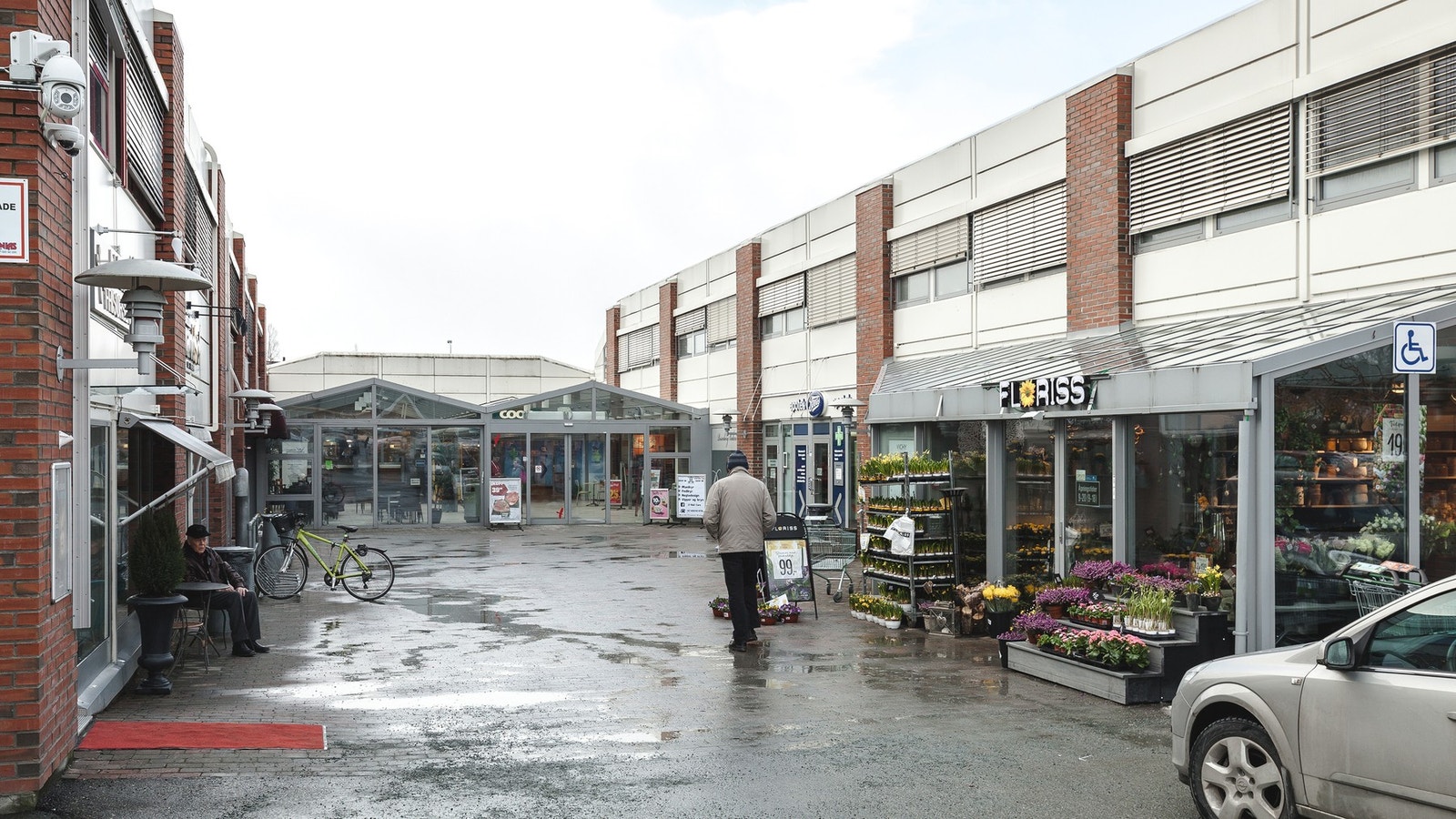 Her finner du bl.a. dagligvarebutikk, apotek, blomsterbutikk, frisør, bakeri og Milano Restaurant Galleribilde