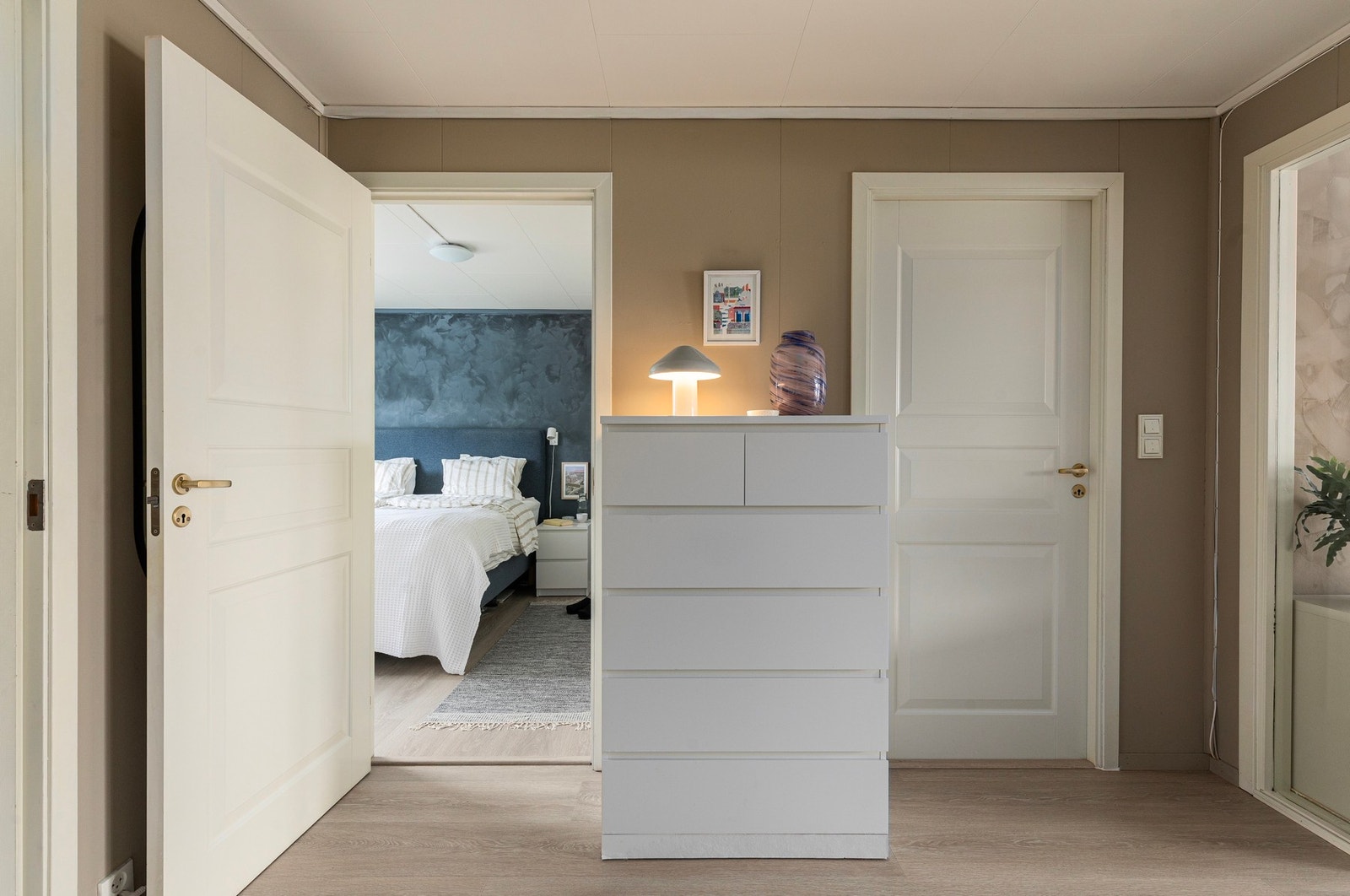 Entré som binder leiligheten fint sammen ved soverommene og bad Galleribilde