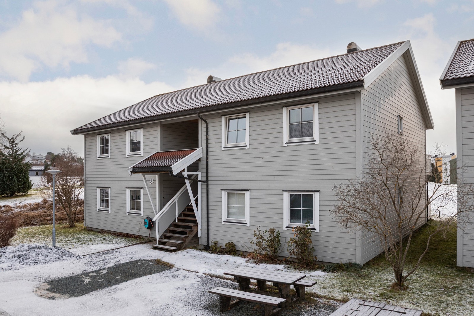 Det medfølger en sportsbod i bakkant av carport på 7 m² Galleribilde