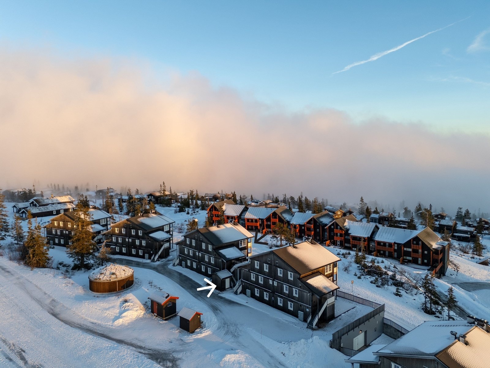 Den hvite pilen viser trappehuset til garasjeanlegget Galleribilde