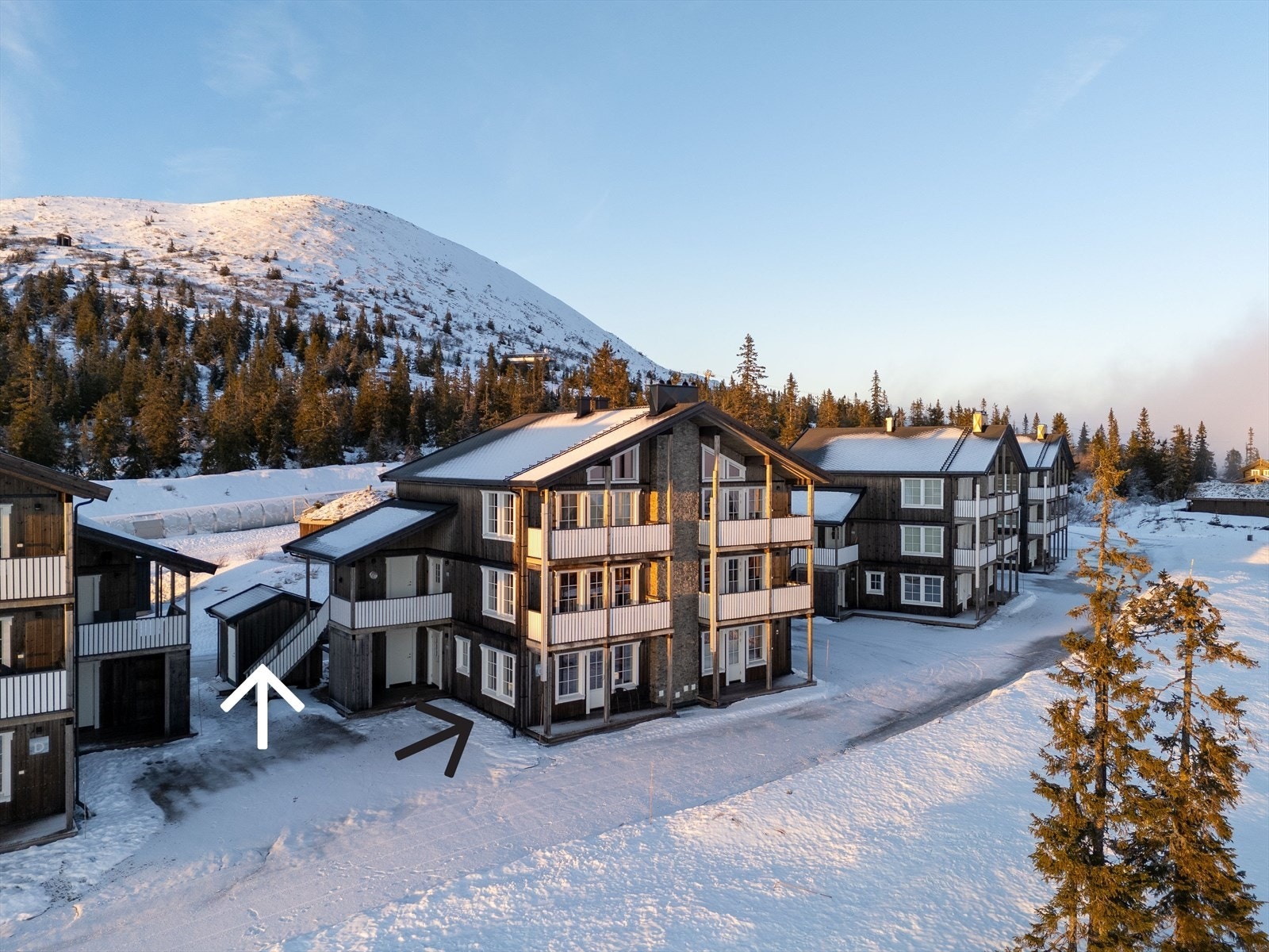 Den hvite pilen viser trappehus til garasjeanlegg Galleribilde