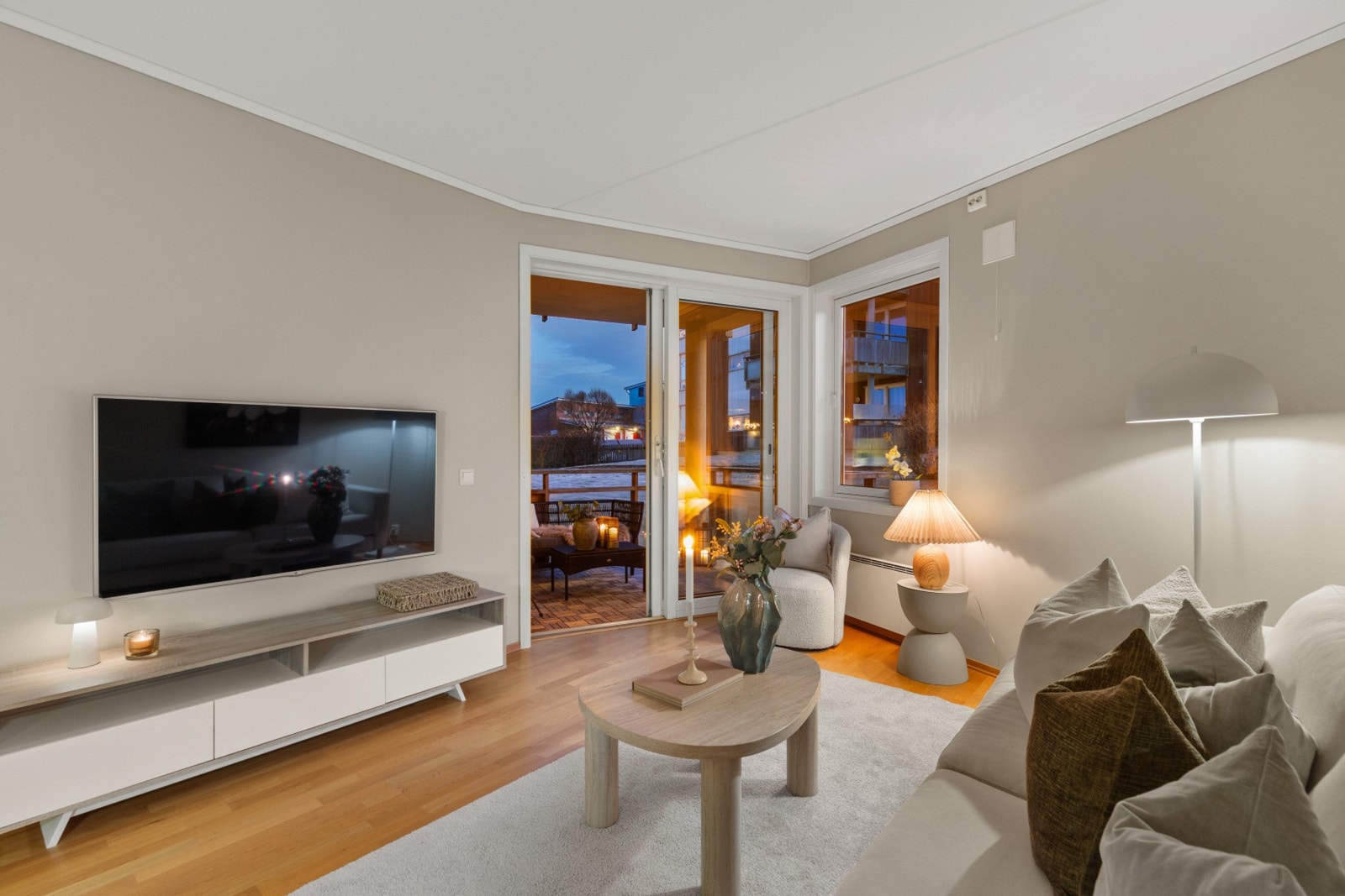 Tidsriktige fargetoner og god plass skaper en lun stemning i oppholdsrommet. Galleribilde