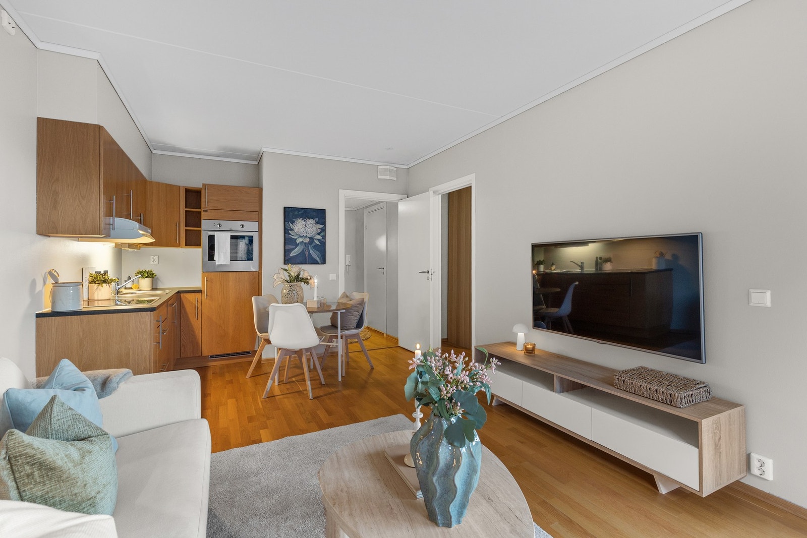 Planløsningen gir god flyt i rommet og legger til rette for både sofagruppe og spisebord. Galleribilde