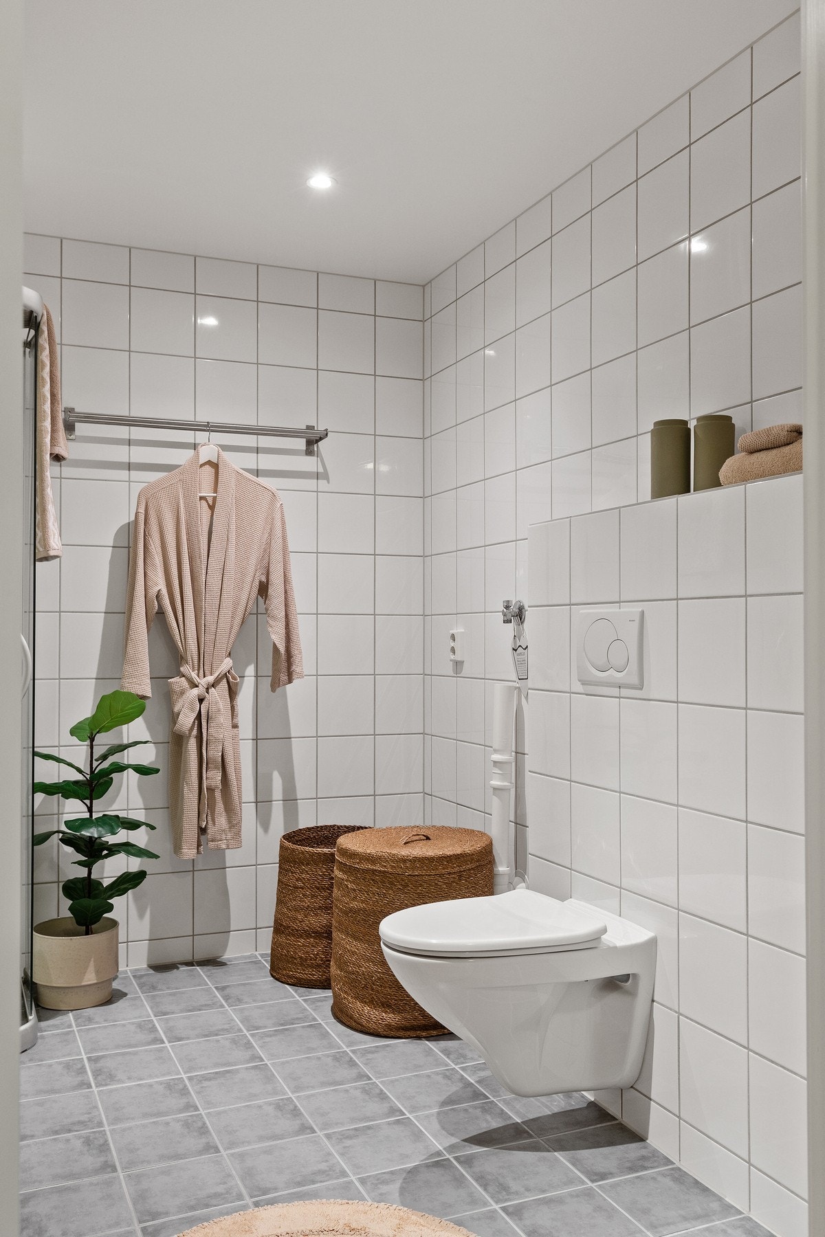 Baderommet har opplegg for vaskemaskin. Galleribilde