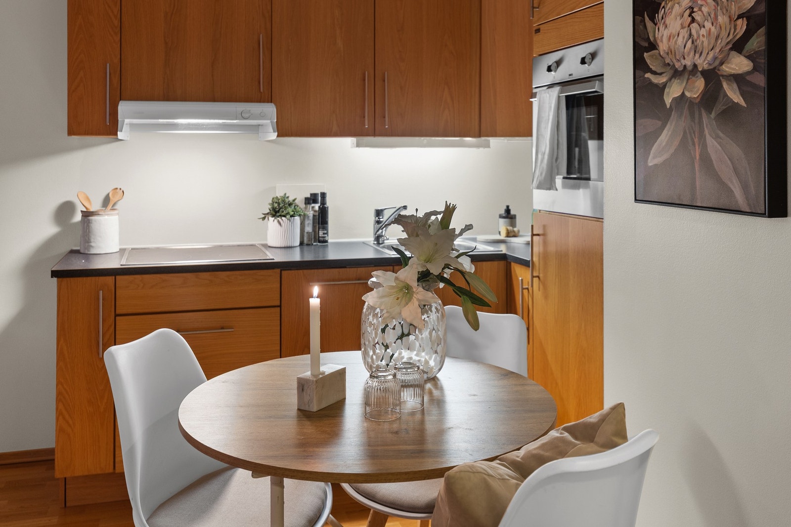 Hyggelig spiseplass i tilknytning til kjøkkenet, med plass til spisebord og stoler. Galleribilde