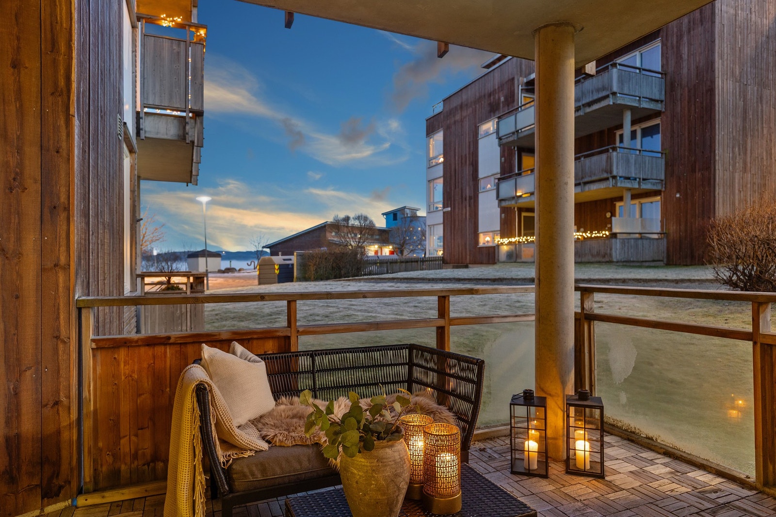 Her får du en flott leilighet fra 2007 med både uteplass, parkering i kjeller og heis i bygget. Galleribilde