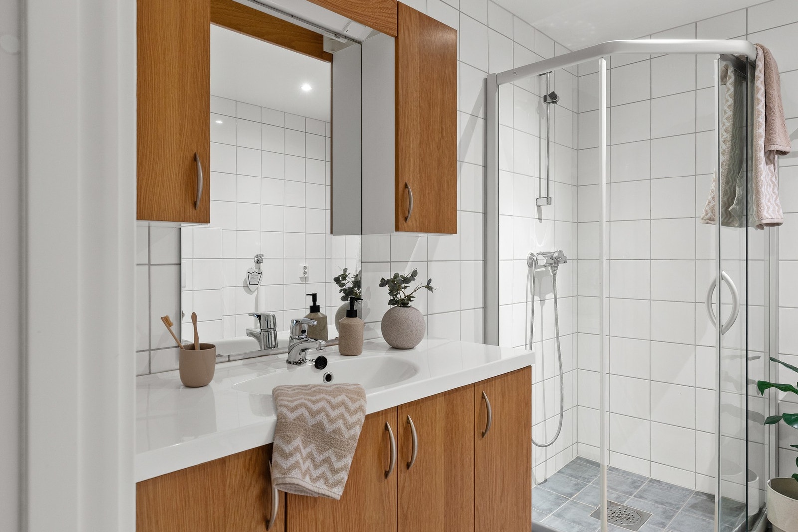 Servantinnredning og speilskap som gir god oppbevaringsplass. Galleribilde