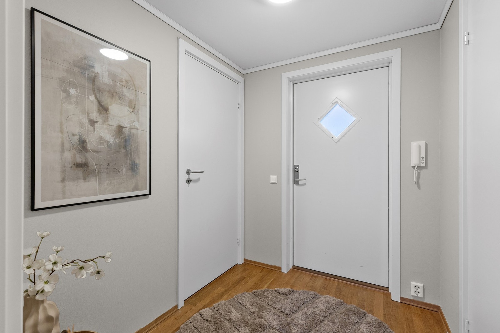 Praktisk entré med god adkomst til leilighetens øvrige rom. Naborommet er egen bod. Galleribilde