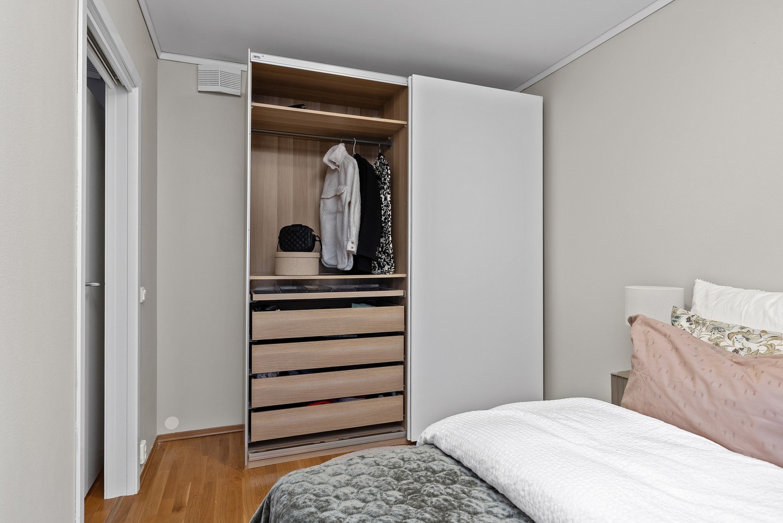 Praktisk skyvedørsgarderobe som gir god oppbevaringsplass. Galleribilde