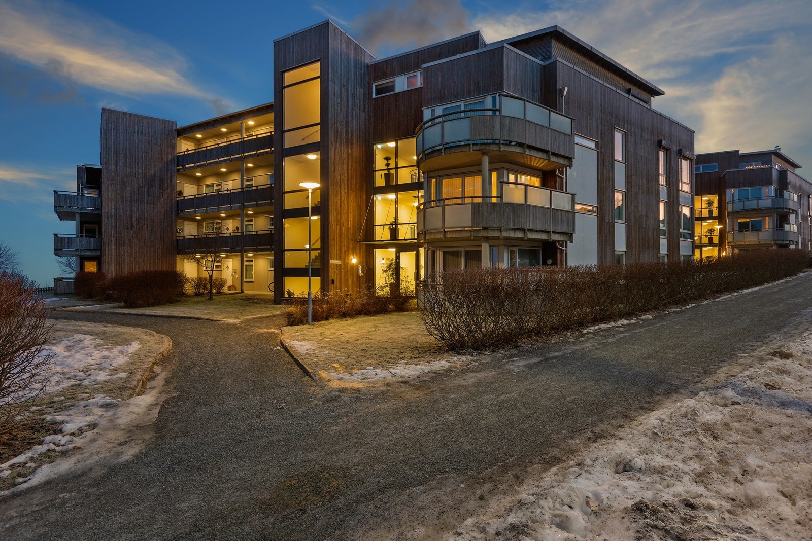 Bygget fremstår moderne og velholdt med gjennomgående gode kvaliteter. Galleribilde