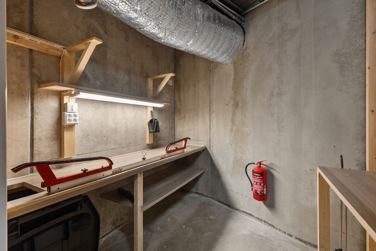 Praktisk bod i kjeller som gir gode oppbevaringsmuligheter. Galleribilde
