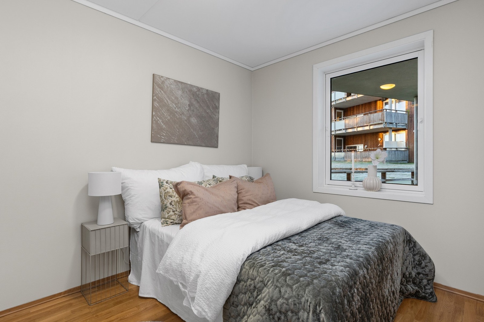 Lyst og romslig soverom med plass til dobbeltseng og tilhørende møblement. Galleribilde