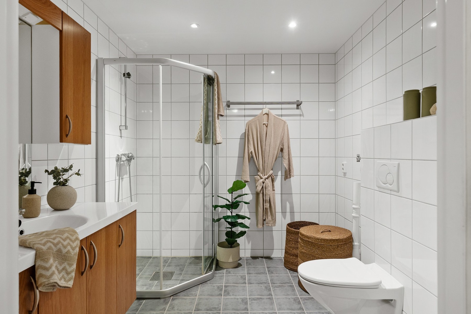 Stort baderom med flislagte overflater og behagelig gulvvarme. Galleribilde