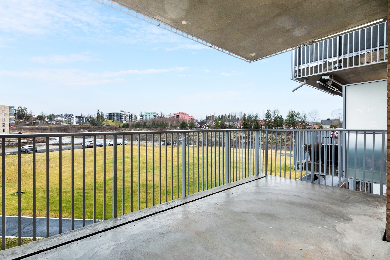 Balkongen blir en naturlig forlengelse av stuen på varme dager, med god plass til utemøbler. Galleribilde