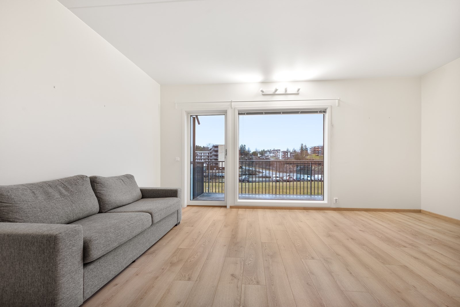 Store vindusflater og en takhøyde på ca. 2,60 meter gir rikelig med naturlig lys. Galleribilde