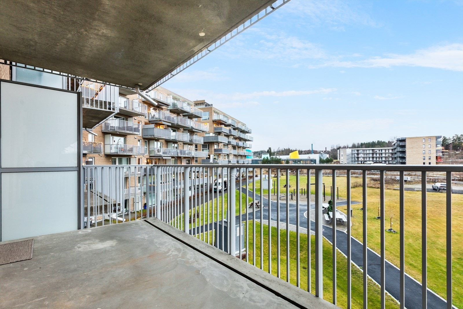 Fra stuen er det utgang til en sørvestvendt balkong på 12 m². Galleribilde