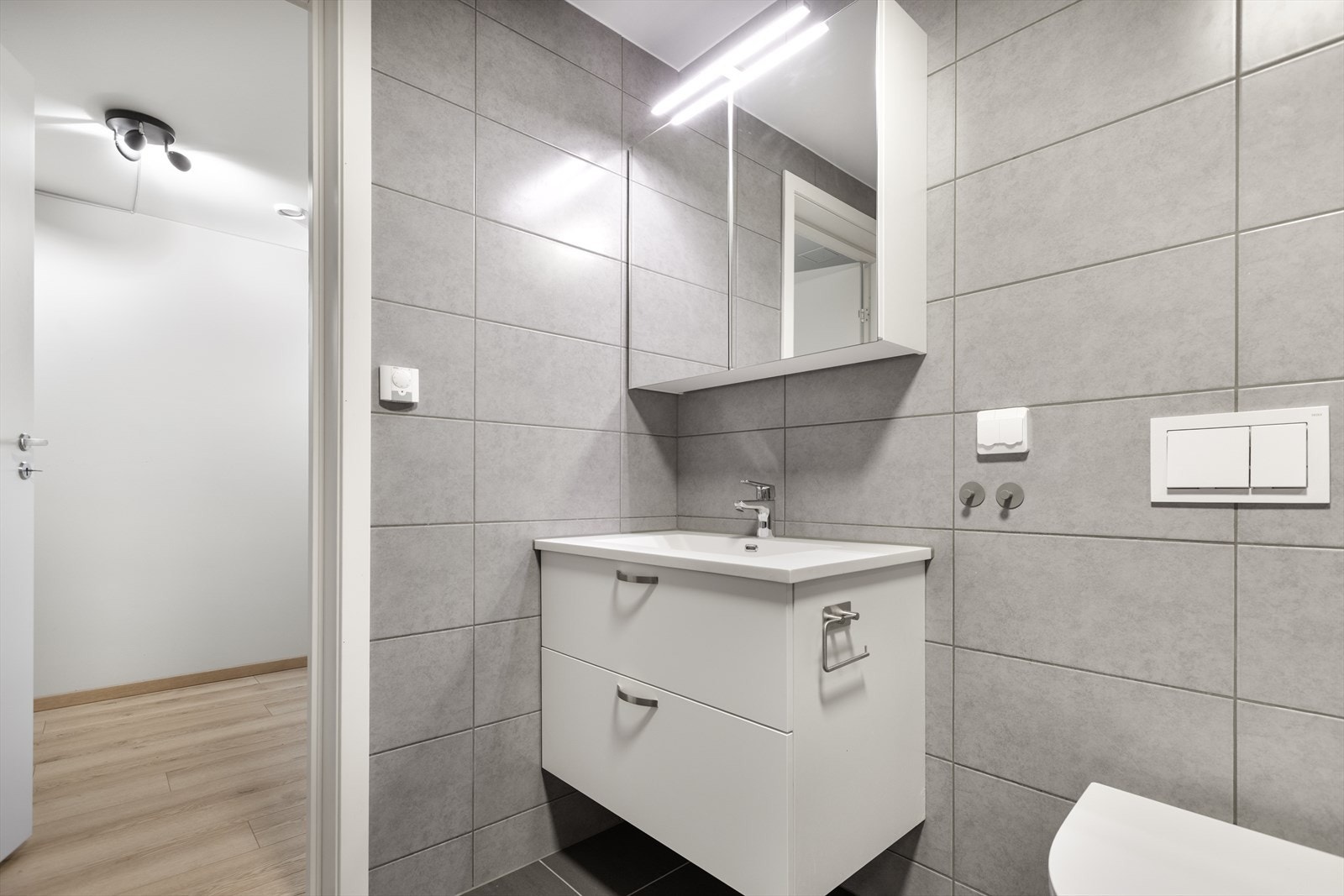 Innredningen består av servantskap, speil med belysning og komfortabel gulvvarme. Galleribilde