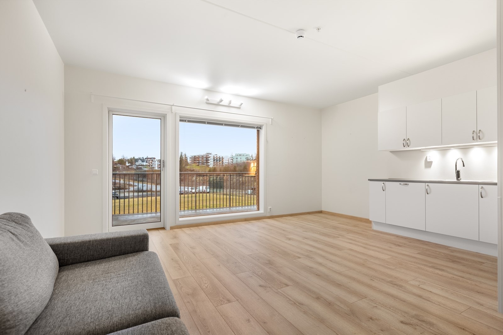 Leiligheten er fra 2023 og har gjennomgående laminatgulv og listefrie overganger mot tak. Galleribilde