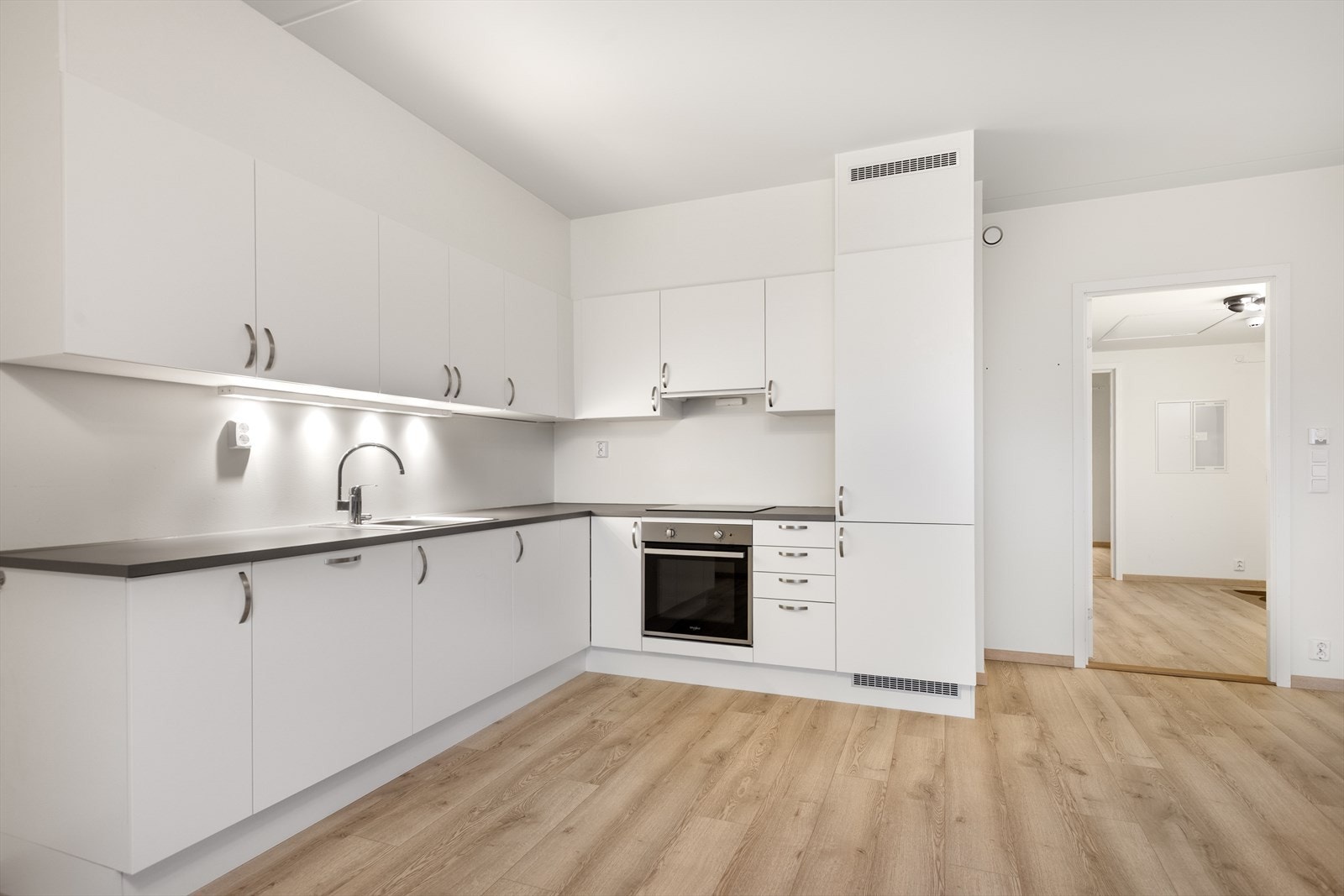 Kjøkkenet er utstyrt med integrerte hvitevarer som komfyr, platetopp, kjøl/frys og oppvaskmaskin. Galleribilde