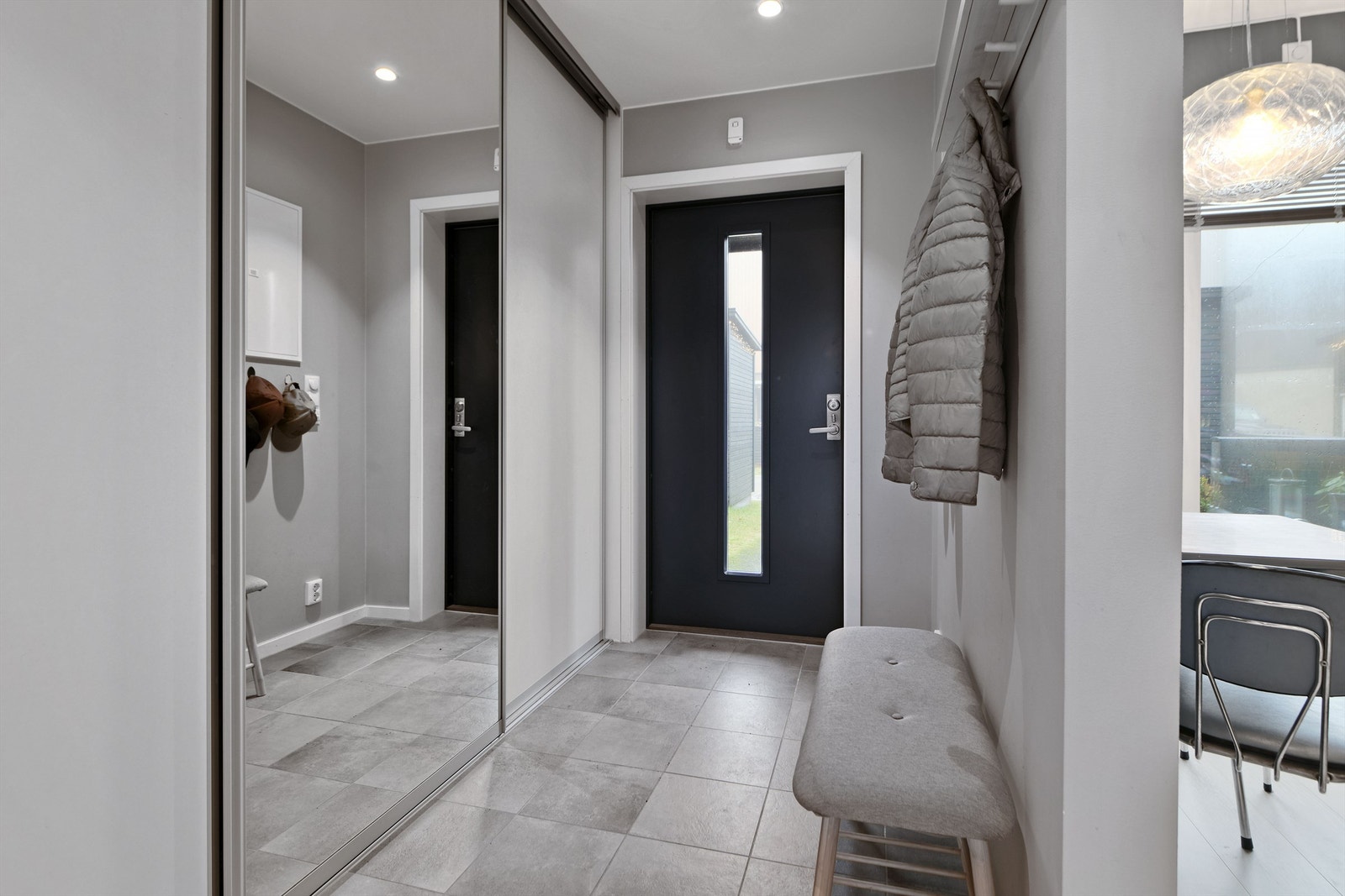 Entré - flislagt gulv med gulvvarme - skyvedørsgarderobe med speil (denne løsningen er tilvvalg ift opprlinnelig standard fra utbygger) Galleribilde