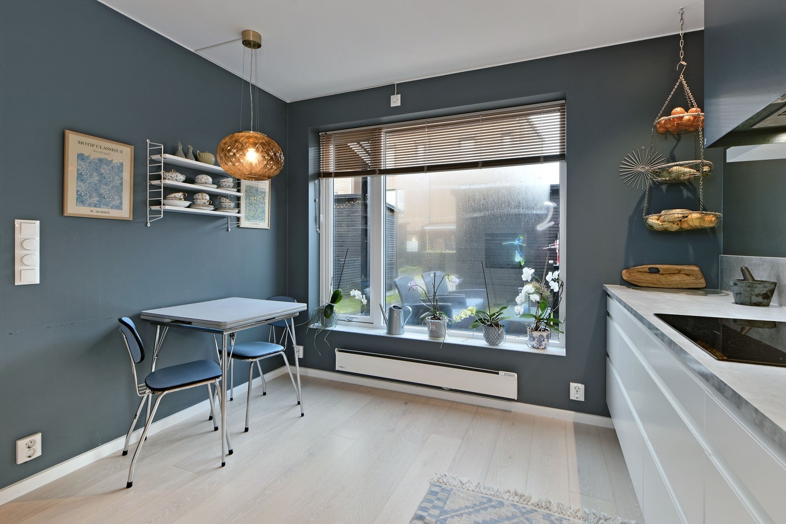 Kjøkken - plass til et lite spisebord - stort vindu orientert mot vest - integrerte hvitevarer som følger; kombinert kjøl-/fryseskap, komfyr, oppvaskmaskin og induksjon platetopp Galleribilde